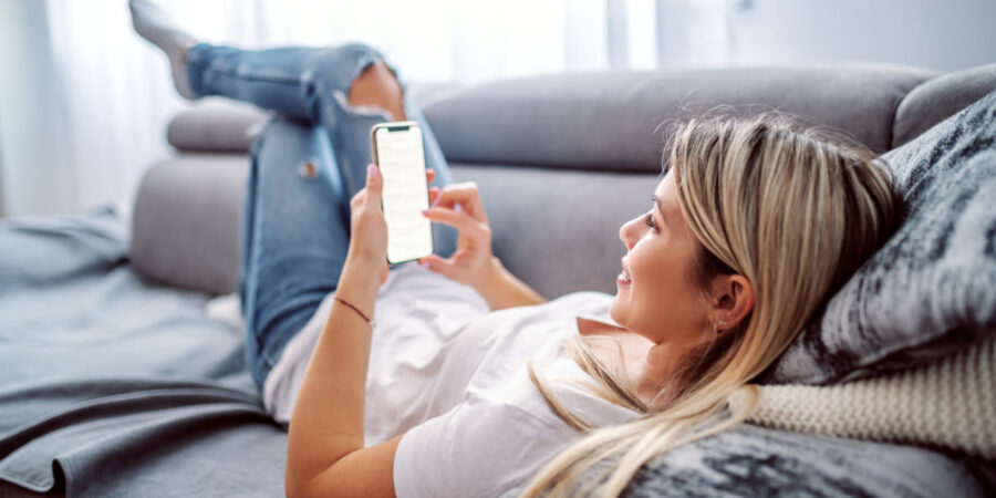 frau-sofa-wohnzimmer-smartphone_iStock-1184413877