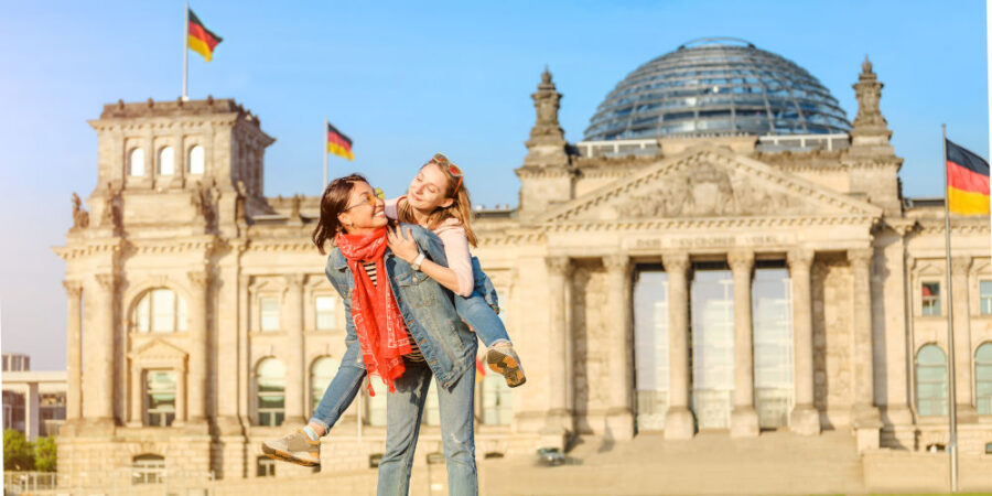 frauen-jung-bundestag_iStock-1145669275