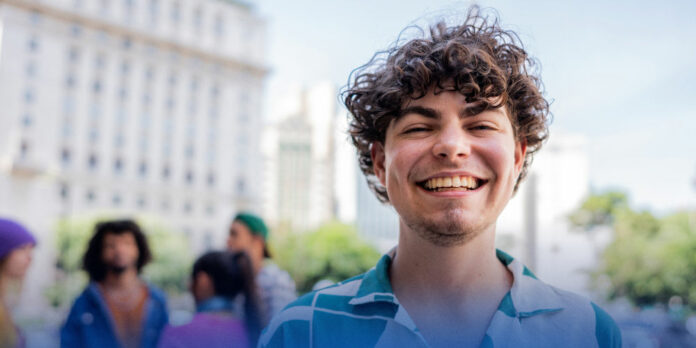 freunde-mann-lachen-draussen_iStock-2148033622