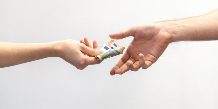 geld-scheine-uebergabe-hand