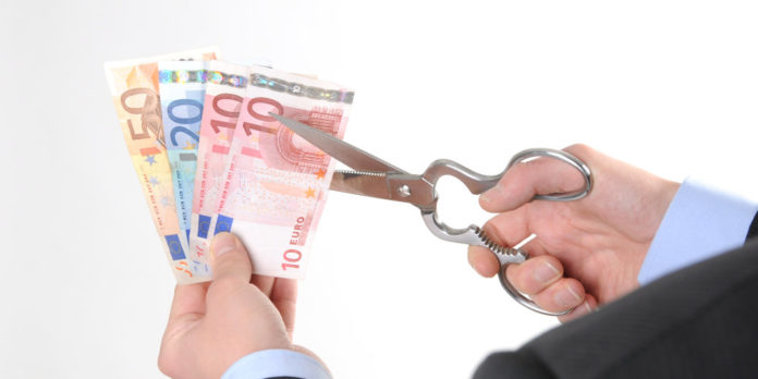 geld-schere-schneiden-625168-Jorma-Bork-pixelio-de
