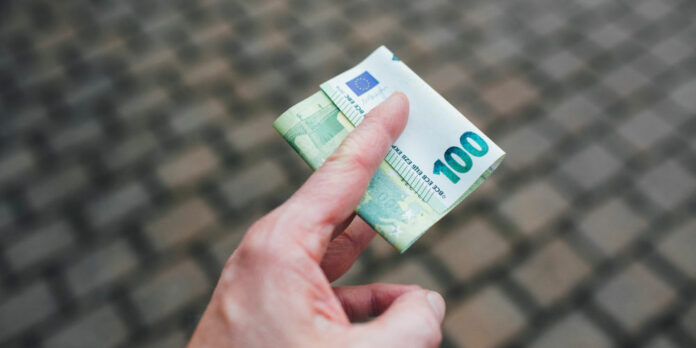 geld-zuschuss-hand_markus-spiske-yPPQFQmF1B4-unsplash