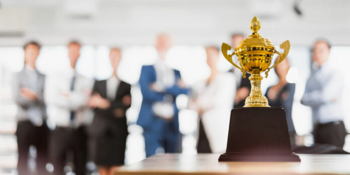 geschaeftsleute-sieger-trophaee_iStock-1178511783