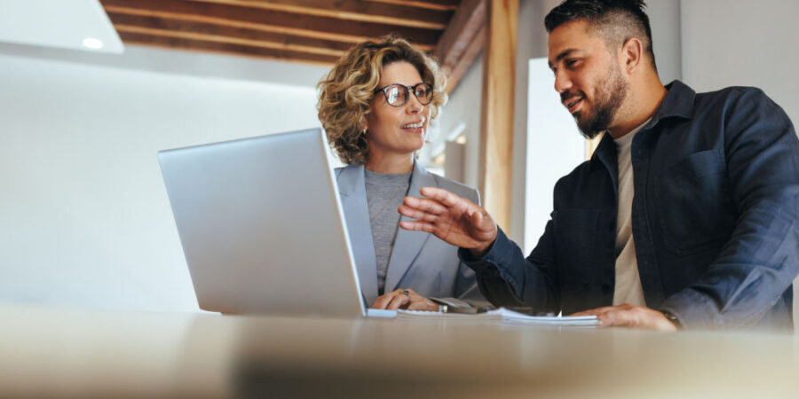 geschaeftsmann-buero-beratung_iStock-1485352629