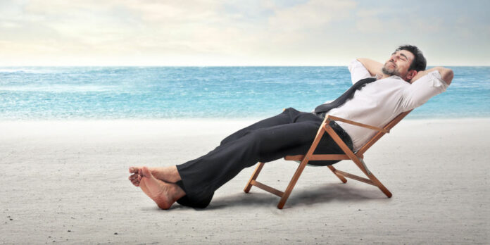 geschaeftsmann-urlaub-strand_iStock-527169007