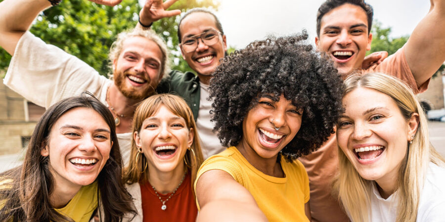 glueckliche-junge-menschen-selfieiStock-2159352604