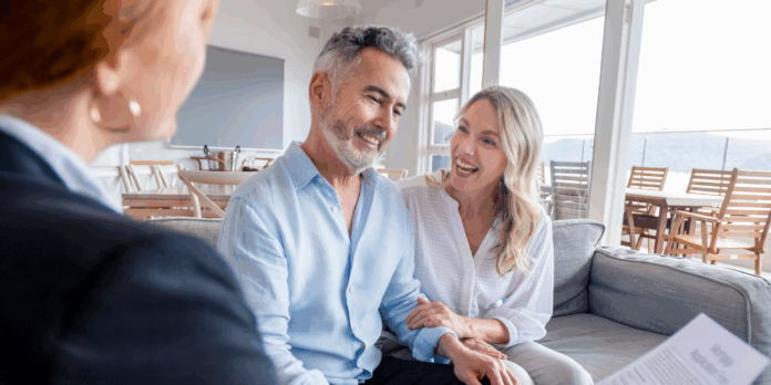 glueckliches-paar-finanzberater_iStock-1383117081