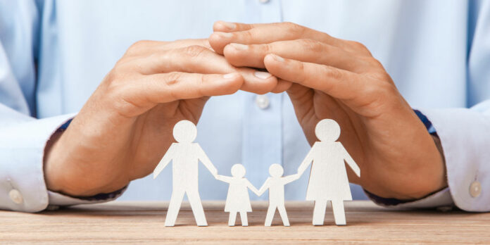haende-dach-familie_iStock-966327376