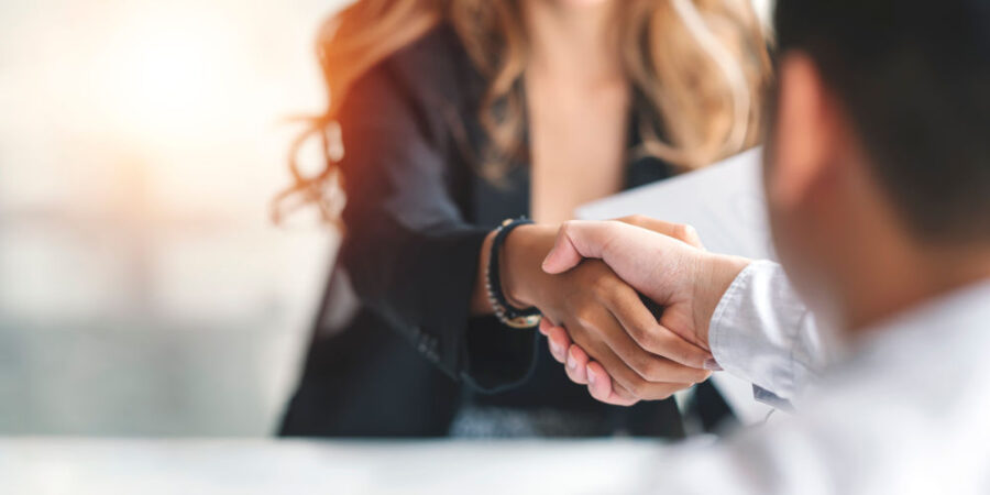 handschlag-frau-mann-buero_iStock-1387451522