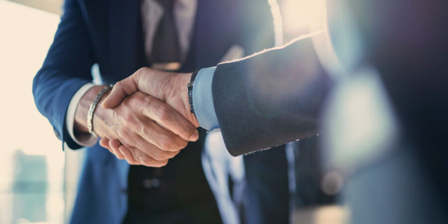 handschlag-geschaeftsleute_iStock-1160000498