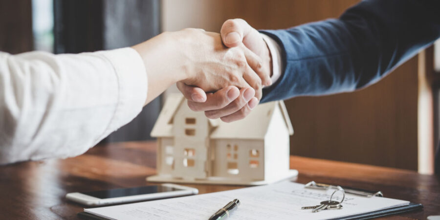 handschlag-vertrag-darlehen-baufinanzierung_istockphoto-1069238348