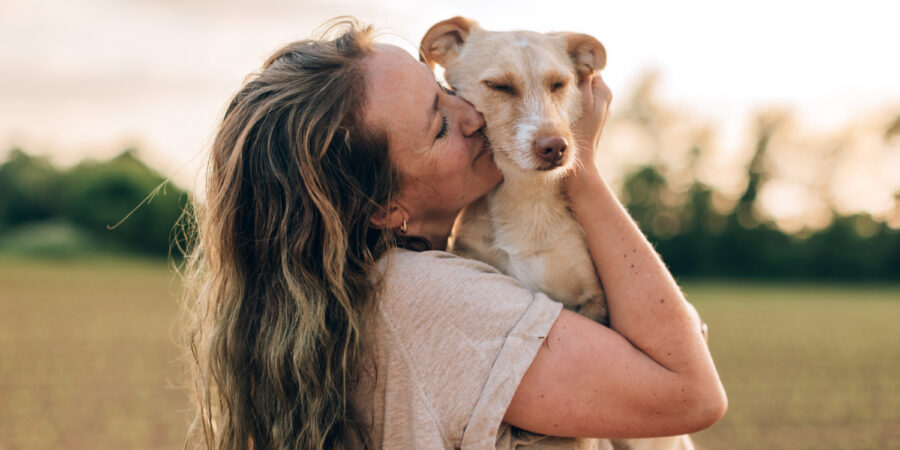 hund-frau-schutz_iStock-1498993227_1500x750