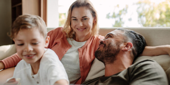 junge-familie-couch-zu-hause_iStock-903044754
