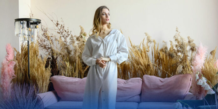 junge-frau-zimmer-sofa-gras_iStock-1328626971