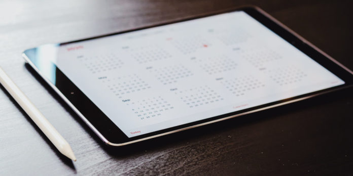 kalender-tablet-stift_omar-al-ghossen-Wkut4zCLCgs-unsplash