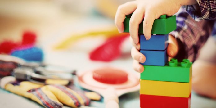 kind-turm-bausteine-lego
