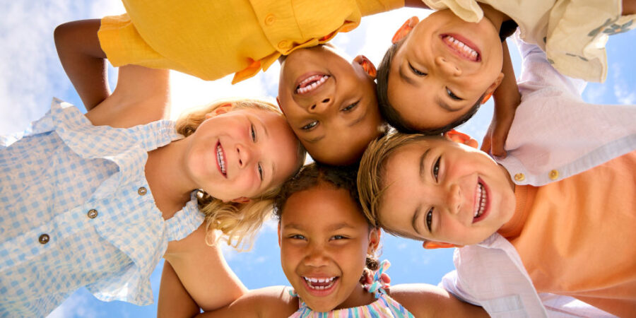 kinder-jung-gruppe_iStock-2096480418