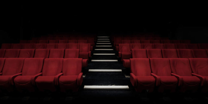 kino-stuehle-leer_felix-mooneeram-evlkOfkQ5rE-unsplash