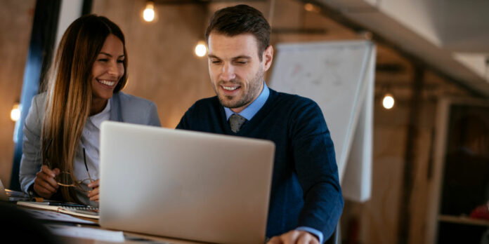 kollegen-buero-laptop_iStock-1219303682