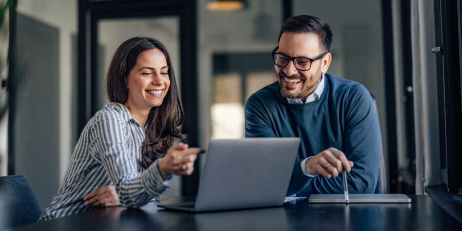 lacheln-menschen-besprechungsraum-laptop_iStock-1390242644