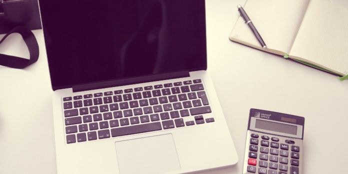 laptop-rechner-stift-schreibtisch