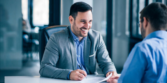 makler-dokument-unterschrift--mann_iStock-1144821348