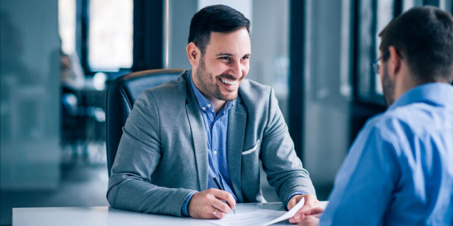makler-dokument-unterschrift--mann_iStock-1144821348