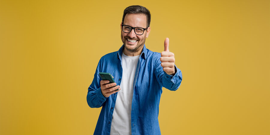 mann-daumen-handy-lachen_iStock-1498992722_1500x750