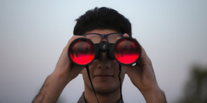 mann-fernglas-mostafa-meraji-cUxF-FcFwL4-unsplash