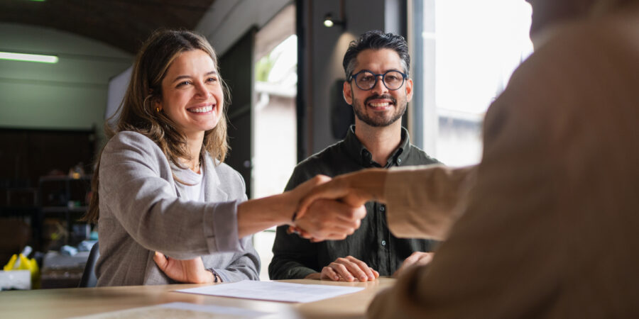 mann-frau-beratung-handschlag_iStock-2222660208_1500x750