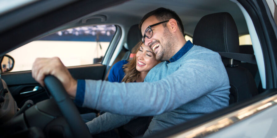mann-frau-gluecklich-lachen-auto_iStock-1145492972