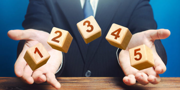 mann-fuenf-wuerfel-zahlen-iStock-1263909001