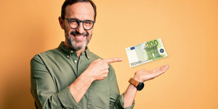 mann-geldschein-lachen_iStock-1214314638