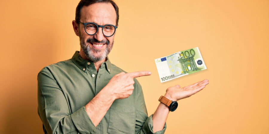 mann-geldschein-lachen_iStock-1214314638