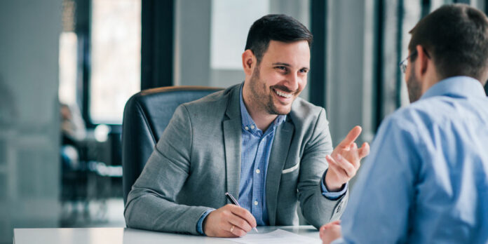 mann-geschaeftstreffen-vertrag_iStock-1134018566