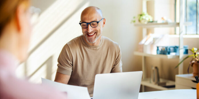 mann-laptop-schreibtisch_iStock-2166223621