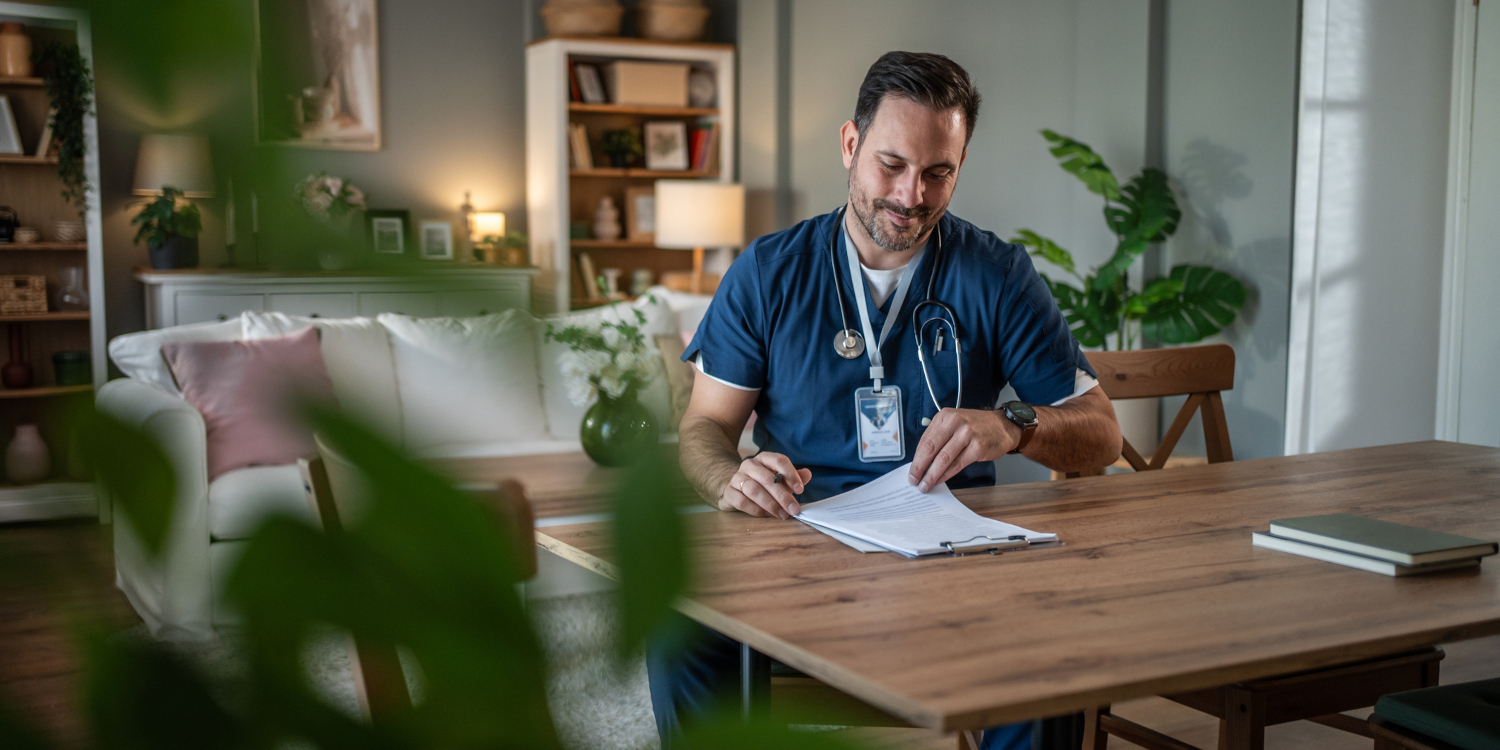 medizin-angestellter-wohnzimmer-unterlagen_iStock-2249826085_1500x750
