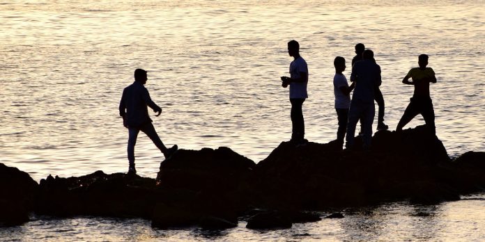 meer-sonnenuntergang-gruppe-menschen
