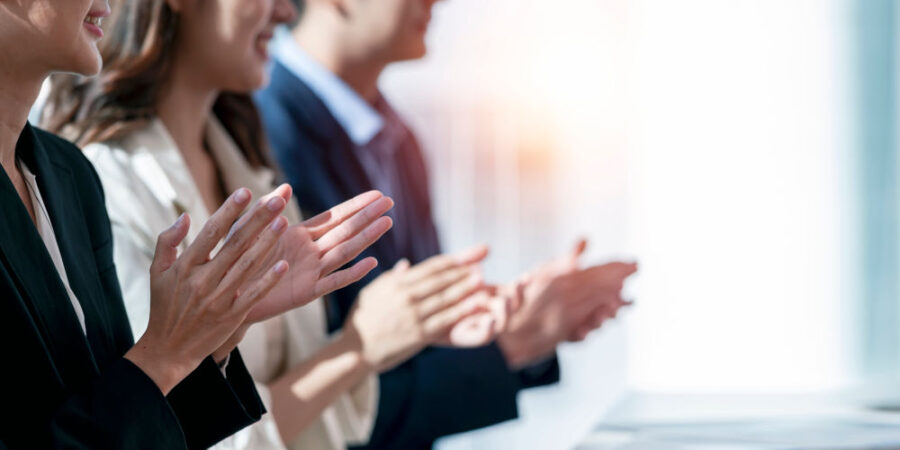 menschen-beifall-klatschen_iStock-1388177881