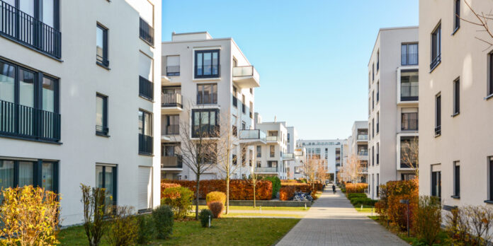 moderne-mehrfamilienhaeuser_iStock-1180848505