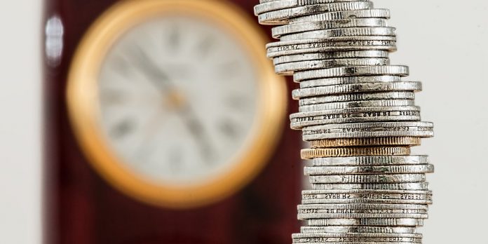 muenzen-stapel-zeit-uhr