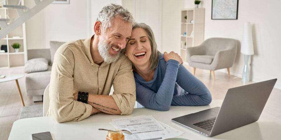 paar-alter-senioren-gluecklich-laptop_iStock-1316483034