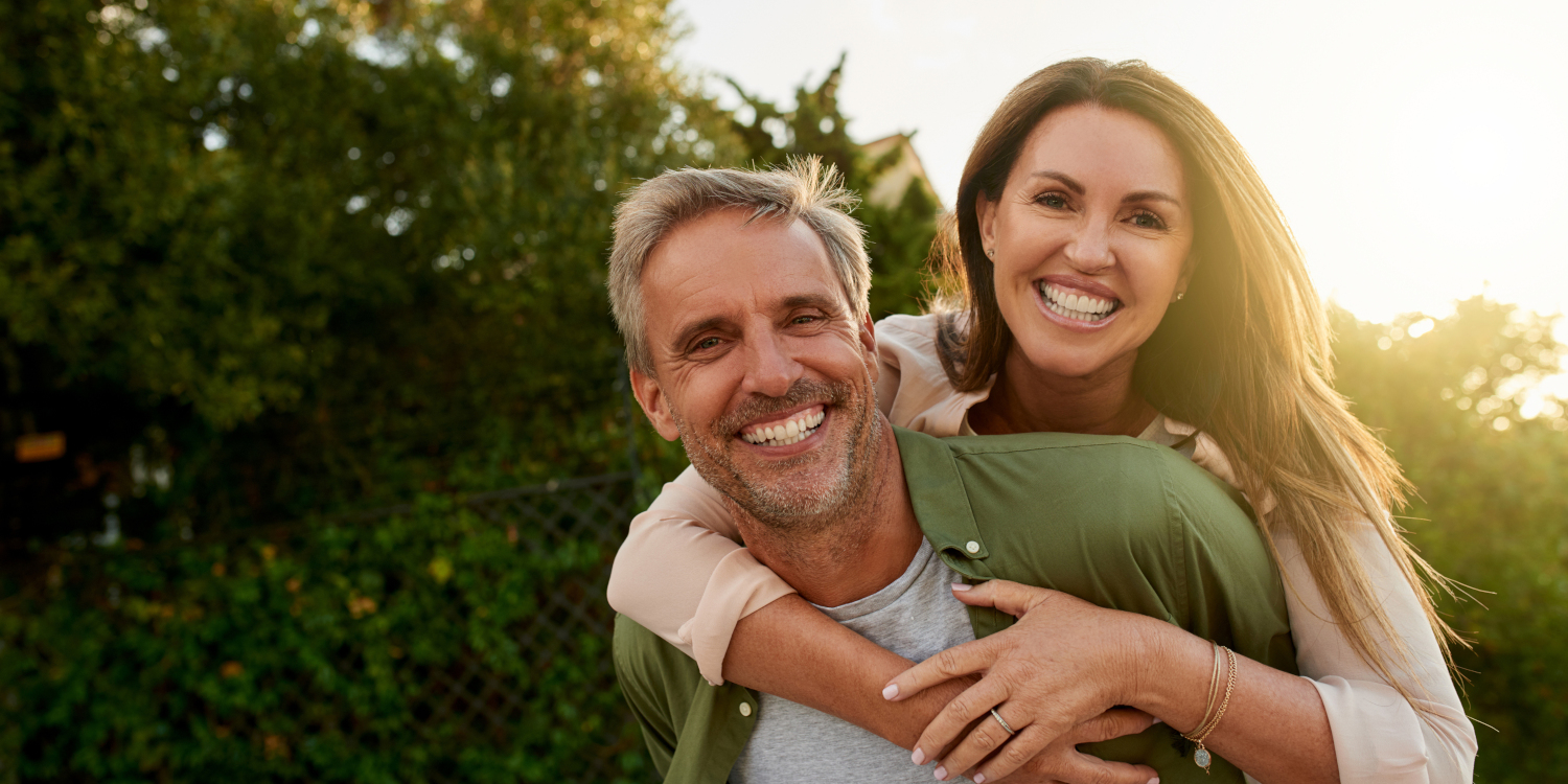 paar-draussen-lachen_iStock-986717220_1500x750