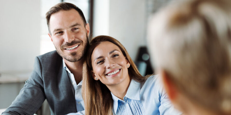 paar-gluecklich-beratung_iStock-1438212111