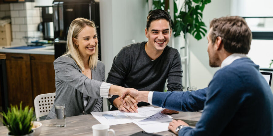 paar-handschlag-beratung-wohnung_iStock-1157131798