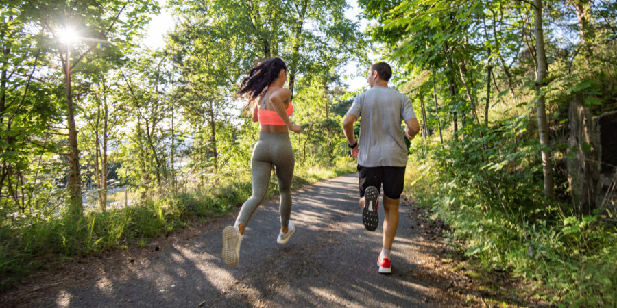 paar-joggen-wald_iStock-1266422143_1500x750