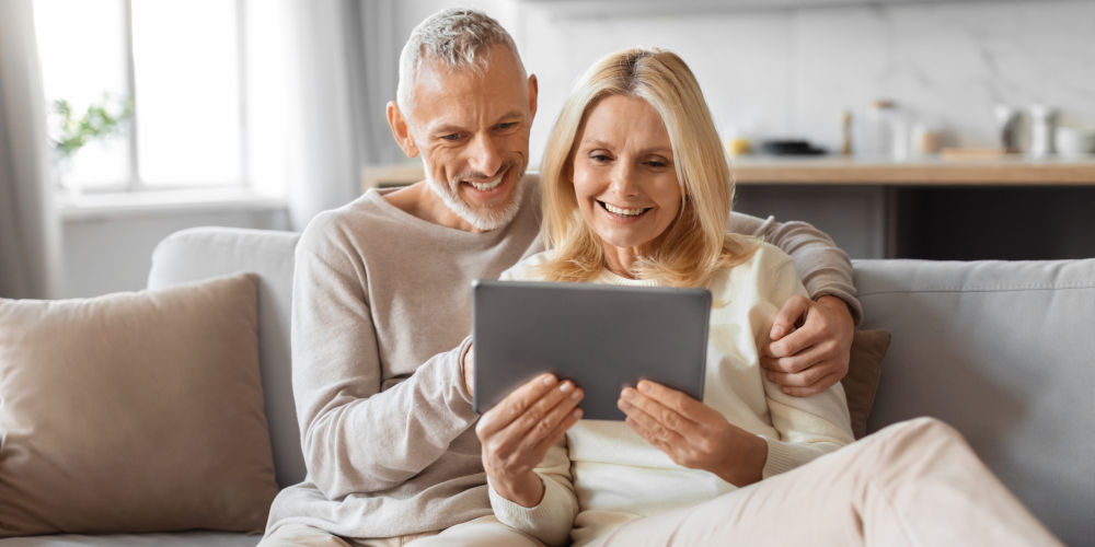paar-rentner-tablet-freude_iStock-2153371119