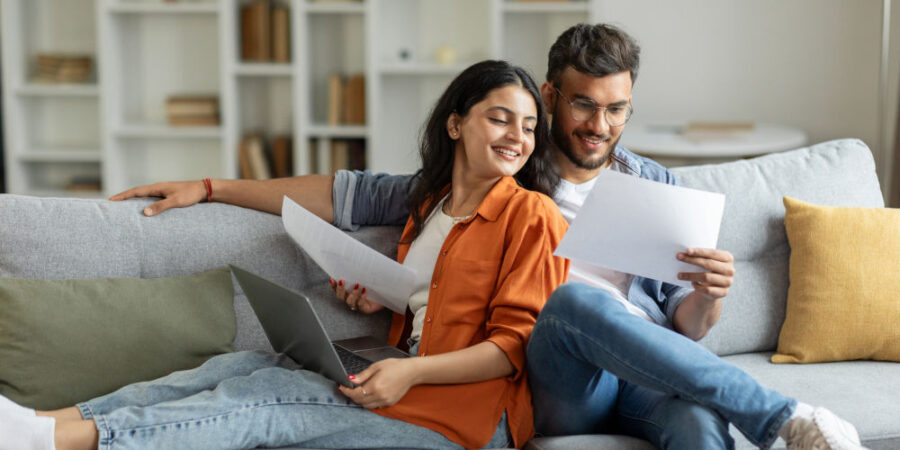 paar-sofa-laptop-zufrieden_iStock-2092374767