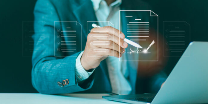 papierloser-arbeitsplatz-e-signatur-dokumentenmanagement_iStock-2037054329