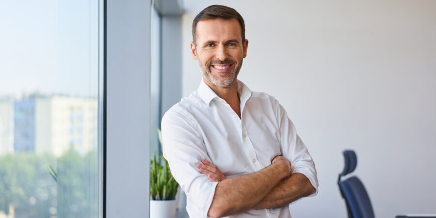 person-buero-lachen-mann_iStock-1435745704_1500x750